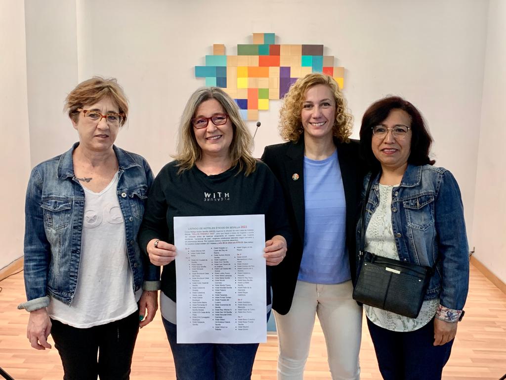Entrega de Lista de Hoteles Éticos a la confluencia de partidos de izquierdas a la alcaldía de Sevilla encabezada por Susana Hornillo.
