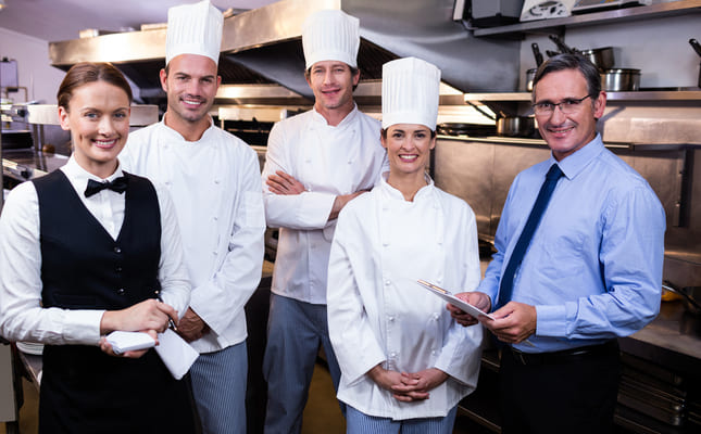 TABLAS SALARIALES. RESTAURANTES DE 4 Y 5 TENEDORES. CONVENIO HOSTELERÍA DE LA PROVINCIA DE SEVILLA. AÑO 2024.